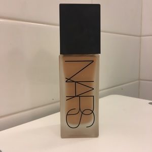 NARS Luminous Foundation (Medium 1.5 VALLAURIS)